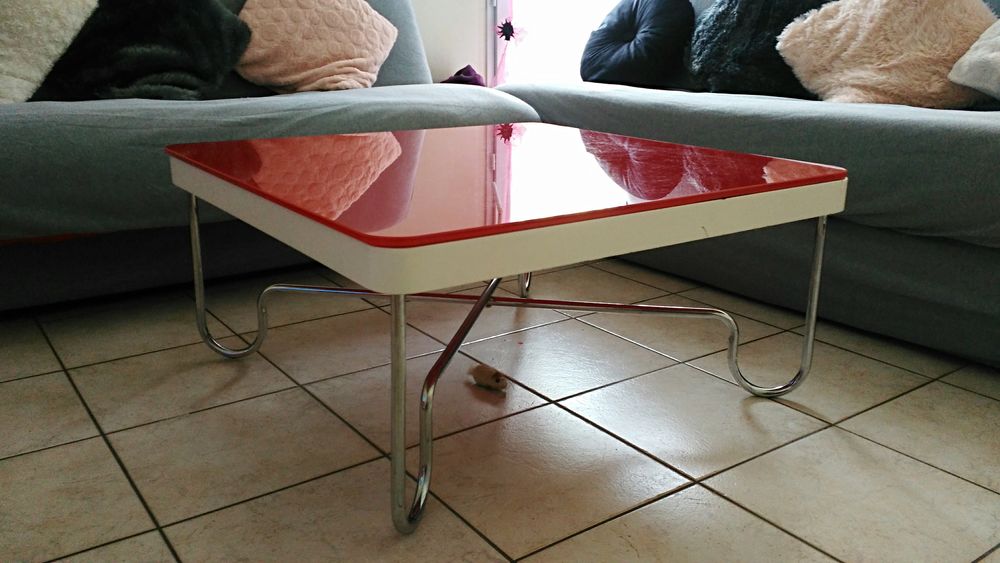 Table basse carr&eacute;e rouge Meubles