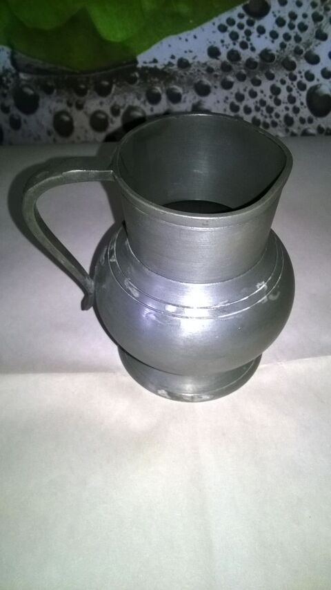 Cruche en �tain
Marque ED
Avec poin�on en forme de saumon
15 Talange (57)