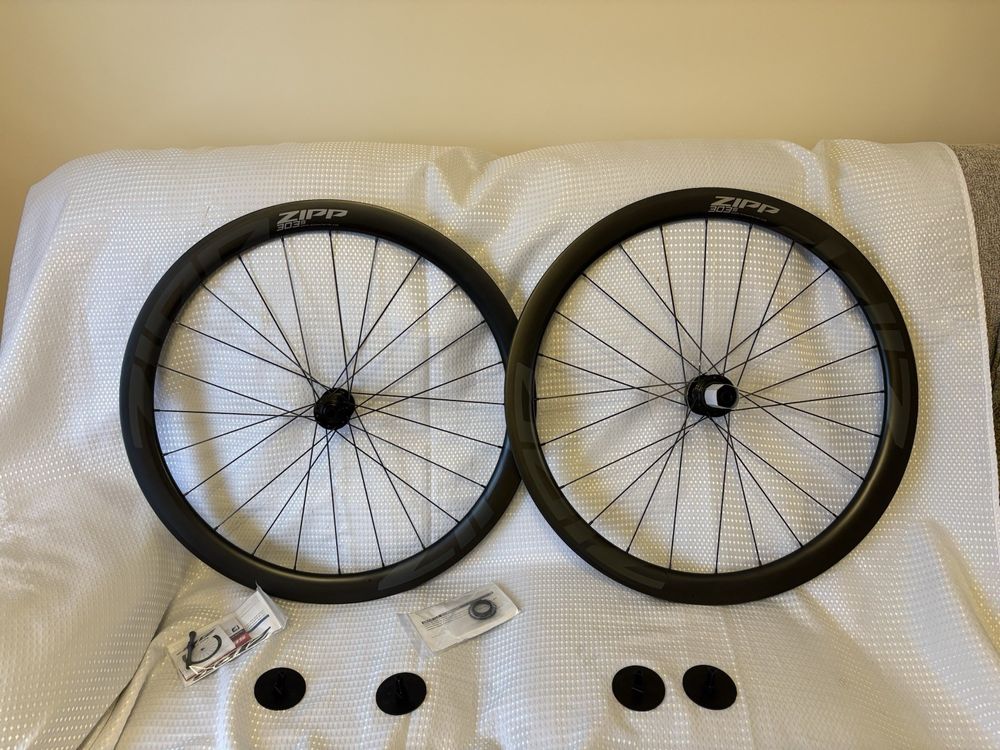 Roues tubeless carbone Zipp 303 S frein &agrave; disque 700c Shiman Sports