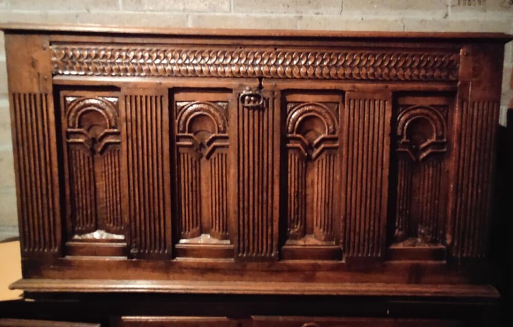 Magnifique Coffre / Bahut Ancien en Bois Massif Sculpt&eacute; Meubles