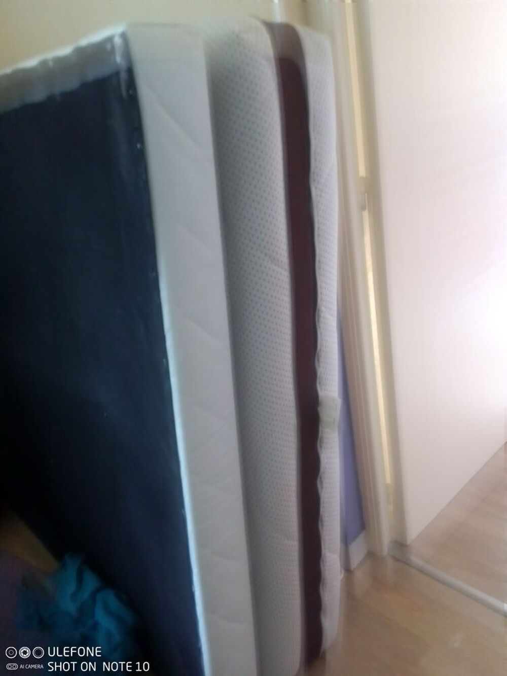 Literie compl&egrave;te matelas et sommier tapissier &eacute;tat neuf Meubles