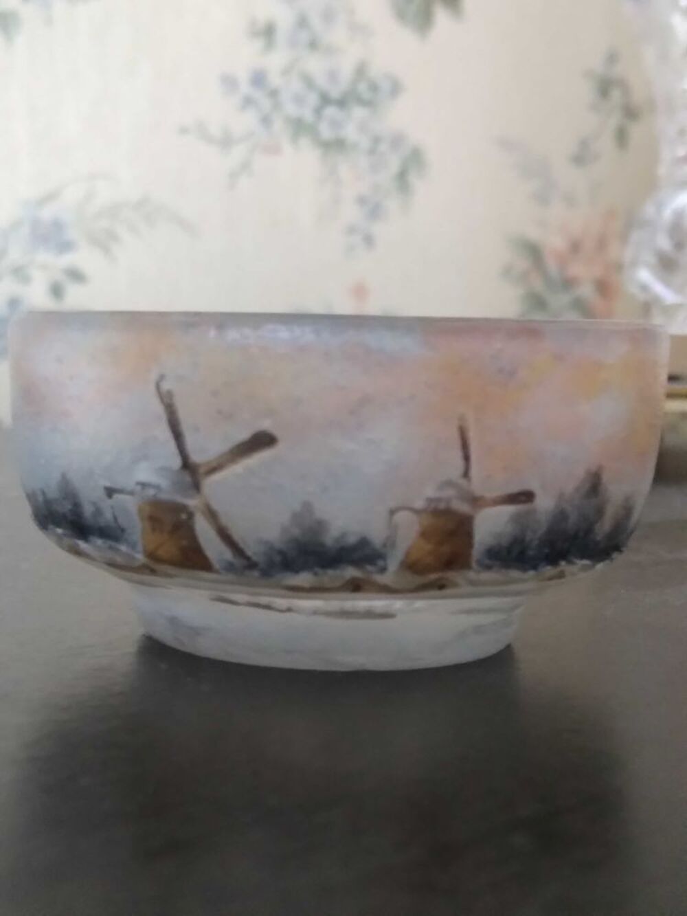DAUM NAN&agrave; &amp;#135;Y MINIATURE d&eacute;gag&eacute; &agrave; l'acide art nouveau d'&eacute;poque 1890-1910 en parfait &eacute;tat sans &eacute;grenure ni f&ecirc;le repr&eacute;sentant un paysage d'hiver sous la neige avec maisons,2 moul 
