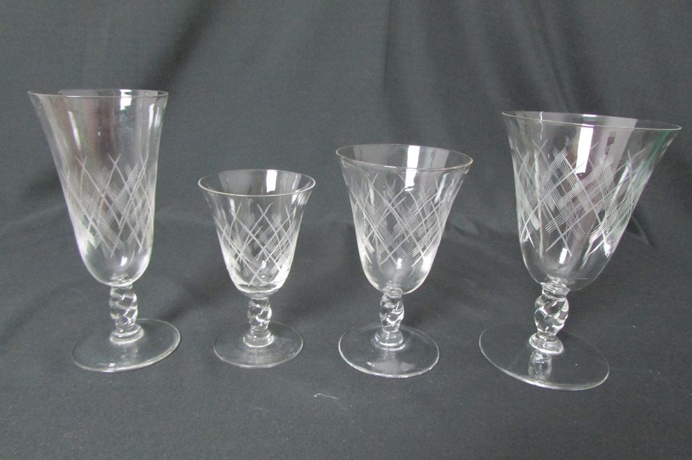 Lot de 29 verres &agrave; pied , forme &eacute;vas&eacute;e Décoration