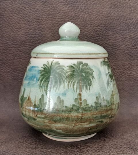 pot d�coratif en c�ramique vert c�ladon d�cor v�g�tal 12 Carnon Plage (34)