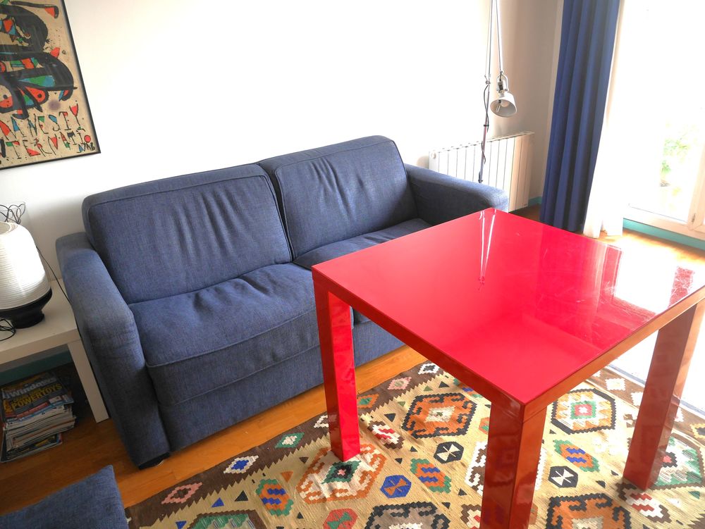 Table carr&eacute;e design laqu&eacute;e rouge. 80x80x76. Etat parfait. Meubles