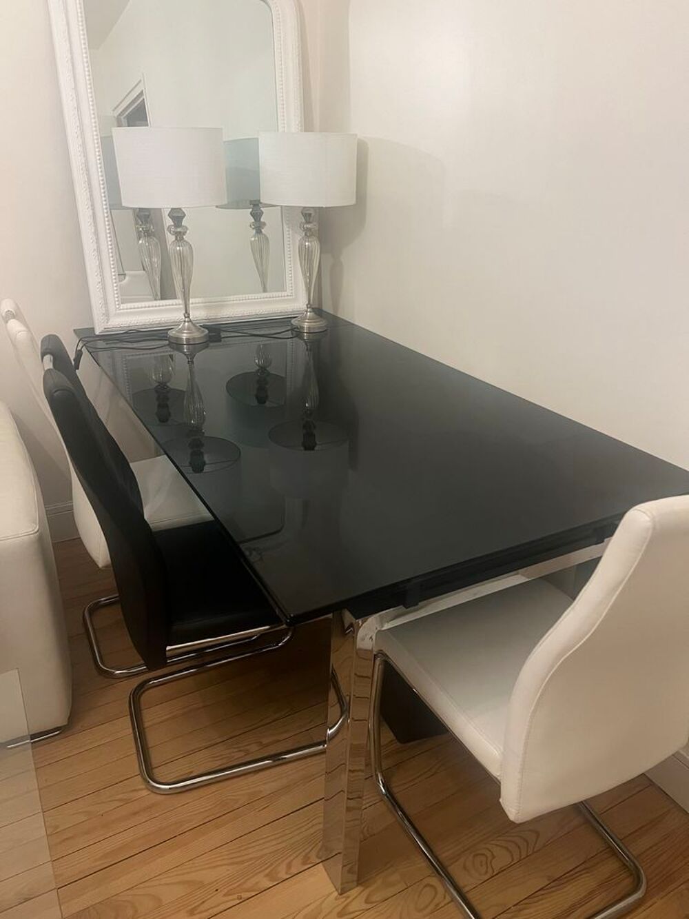Table en verre avec 4 chaises Meubles