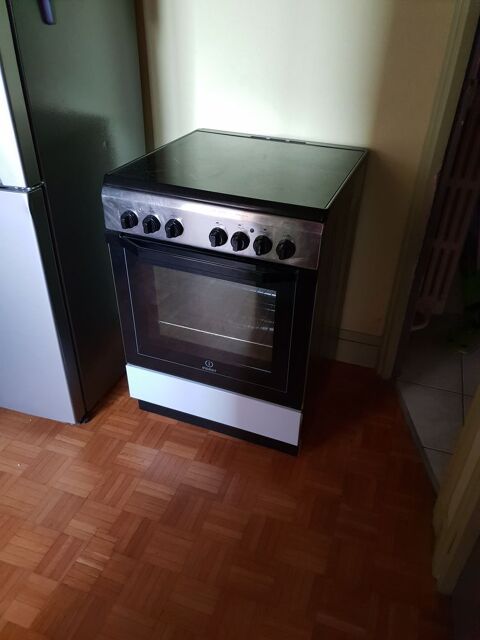 CUISINIERE VITROCERAMIQUE INDESIT 16V6C1A 375 pinay-sur-Seine (93)
