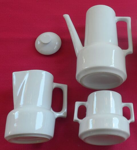 Pot à lait, cafetière, sucrier céramique blanch de qualité 
25 Castries (34)