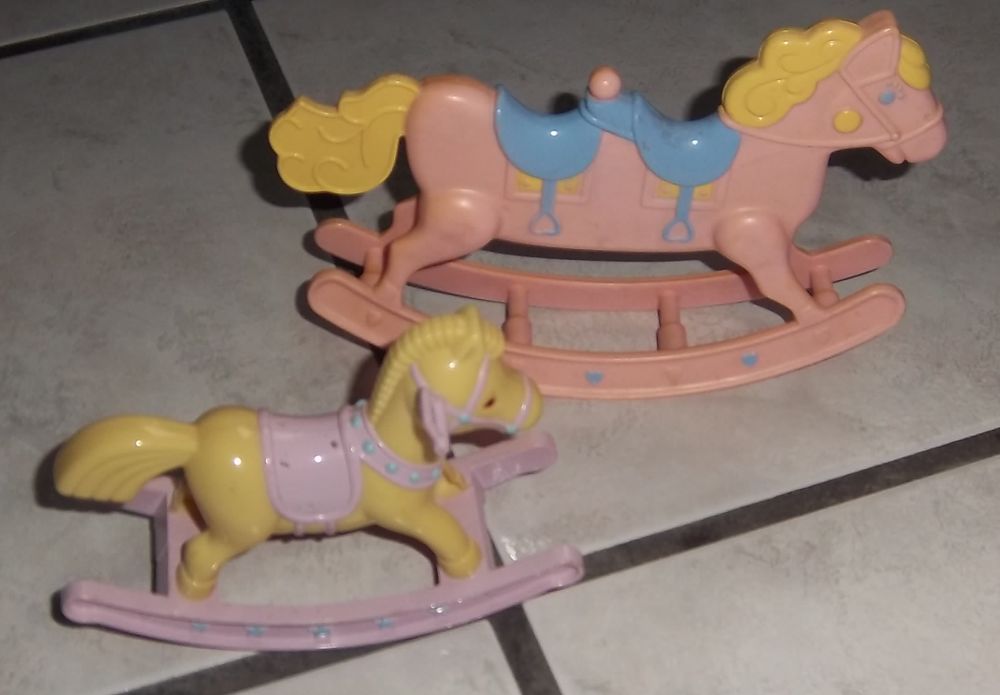 Lot de chevaux &agrave; bascule pour poup&eacute;e Barbie et autres Jeux / jouets