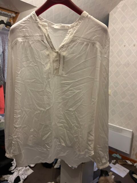 Top blanc timide avec dentelle moderne 10 Villiers-sur-Marne (94)