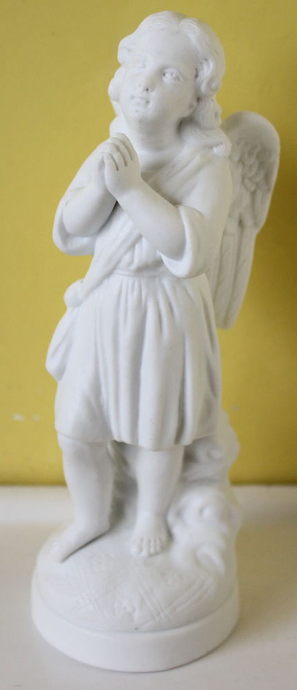 Ange en porcelaine biscuit Villenauxe Sign&eacute; MF
num&eacute;rot&eacute; 