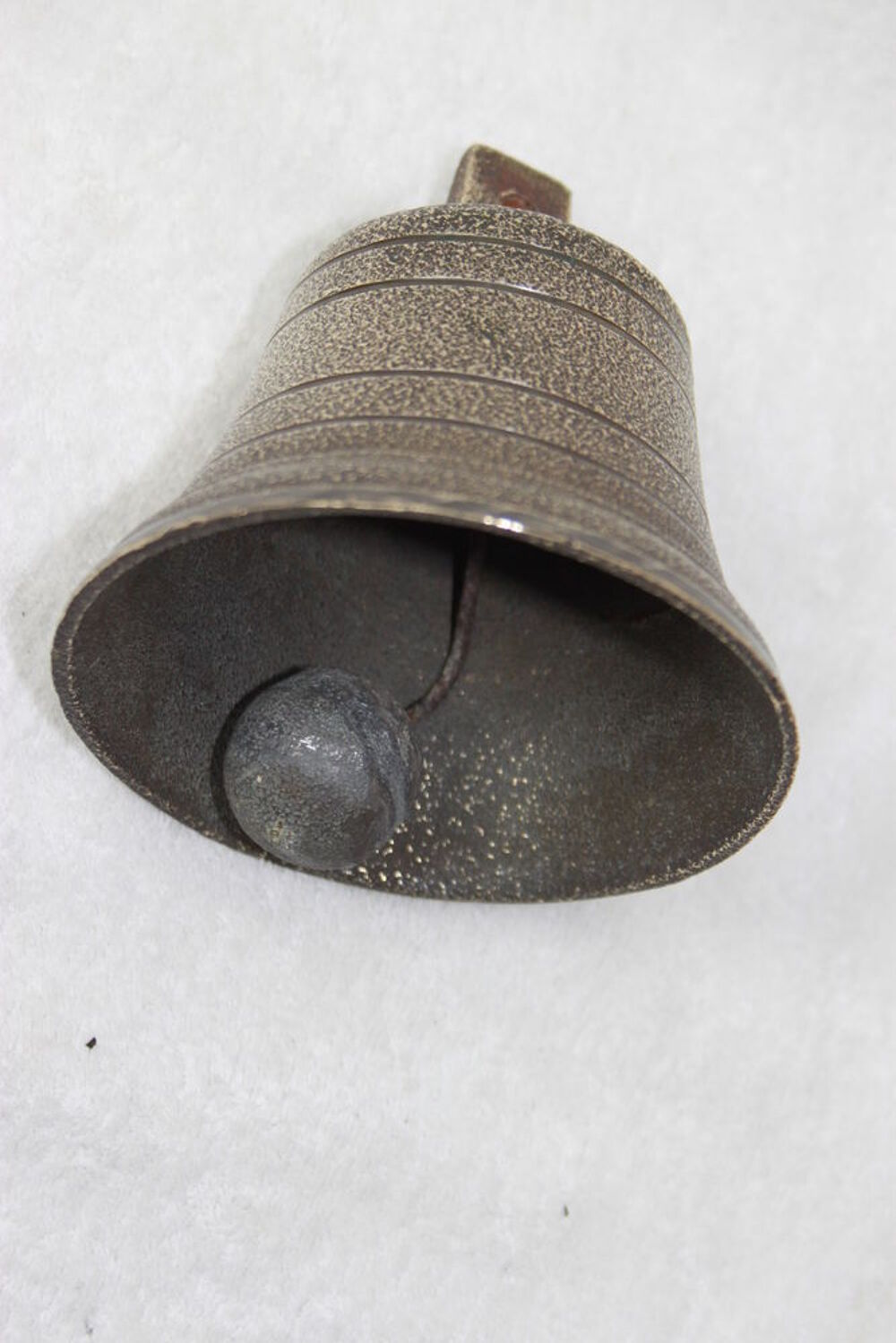 Cloche en bronze coul&eacute;e estampill&eacute;e N&deg; 8 Dcoration