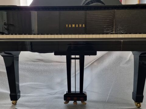 PIANO  DE QUEUE YAMAHA C2 NOIR LAQUE 13990 Morangis (91)