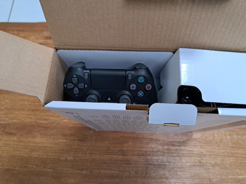 PS4 slim 500Go excellent &eacute;tat + manette + emballage d'origin Consoles et jeux vidéos