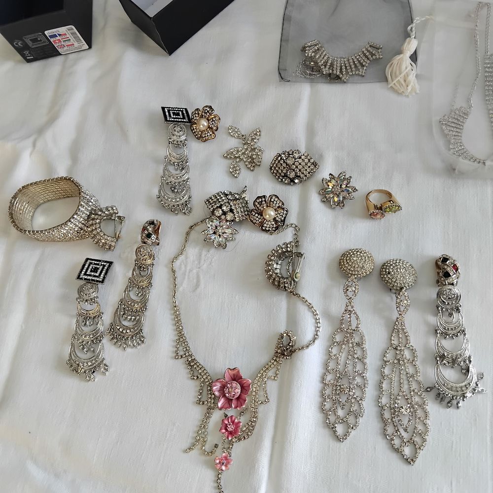 Robes, perruques, bijoux fantaisie et accessoires Vêtements