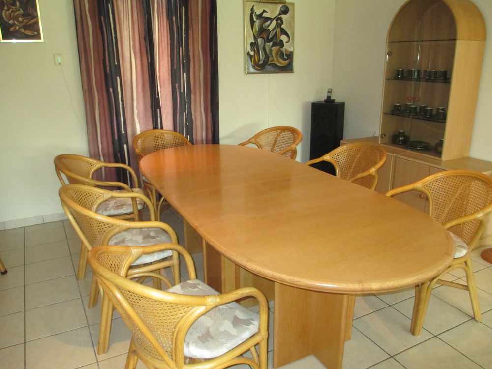 Ensemble de table a manger,armoire vitrine et 8 chaises. Meubles