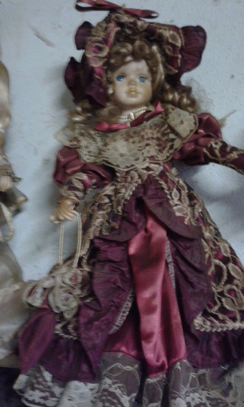 TRES BELLE POUPEES ANCIENNE MAGNIFIQUE ROBE CHAPEAUX. 