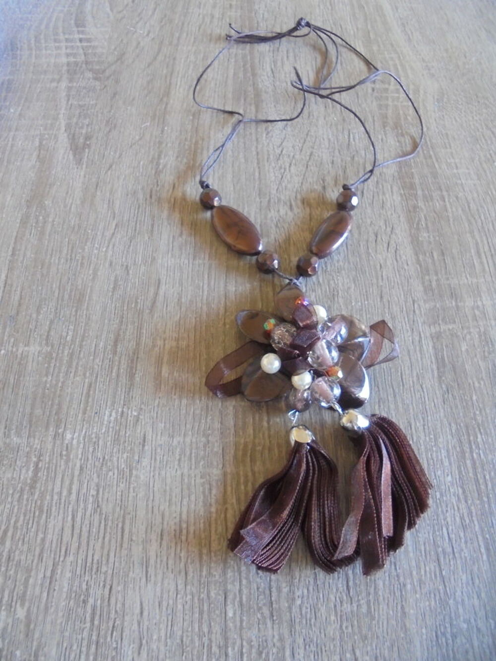 Collier fleur et ruban (28b) Bijoux et montres