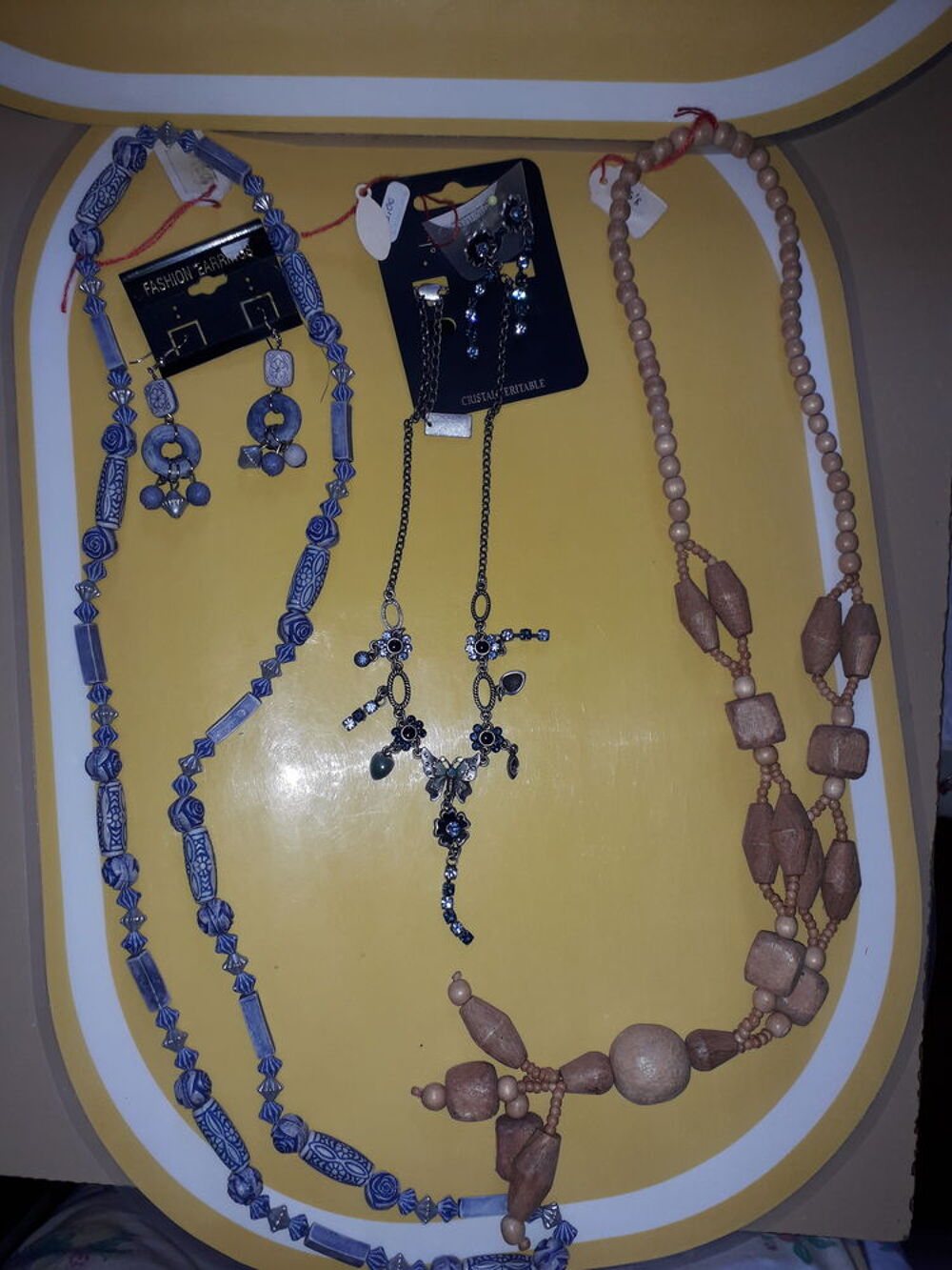 BIJOUX FANTAISIES Lot N&deg; 11
Bijoux et montres