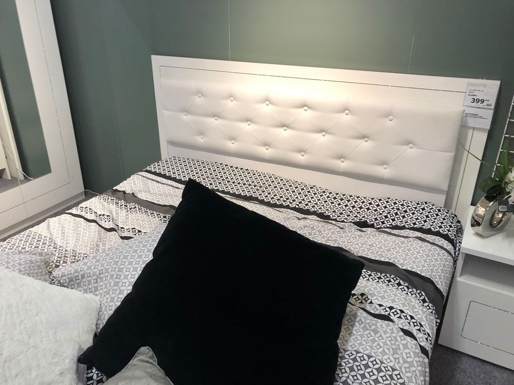 Lit et t&ecirc;te de lit capitonn&eacute;e Meubles