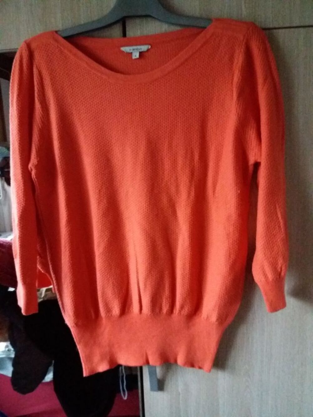 Pull couleur corail manches 3/4 taille 4 marque Zamba. Vtements