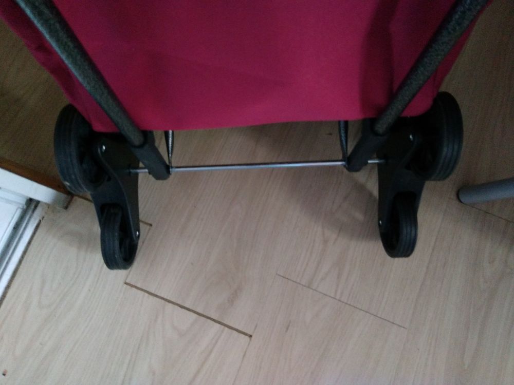 chariot 3 roues tr&egrave;s stable, jamais utilis&eacute;
Maroquinerie