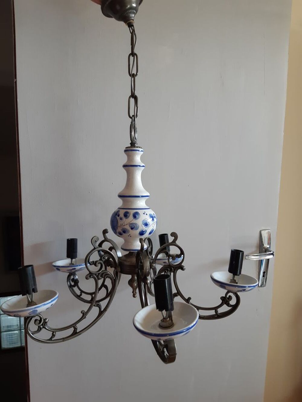Lustre en fa&iuml;ence blanc et bleu Décoration