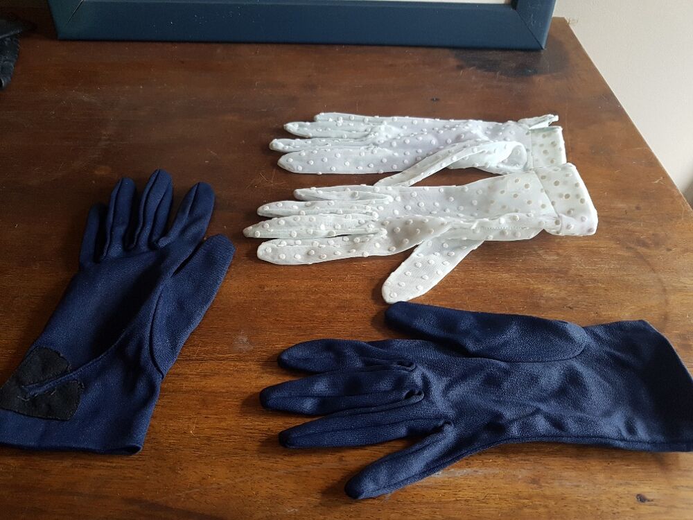 Paire de gants blancs en plumetis, vintage, en l'&eacute;tat
Vêtements