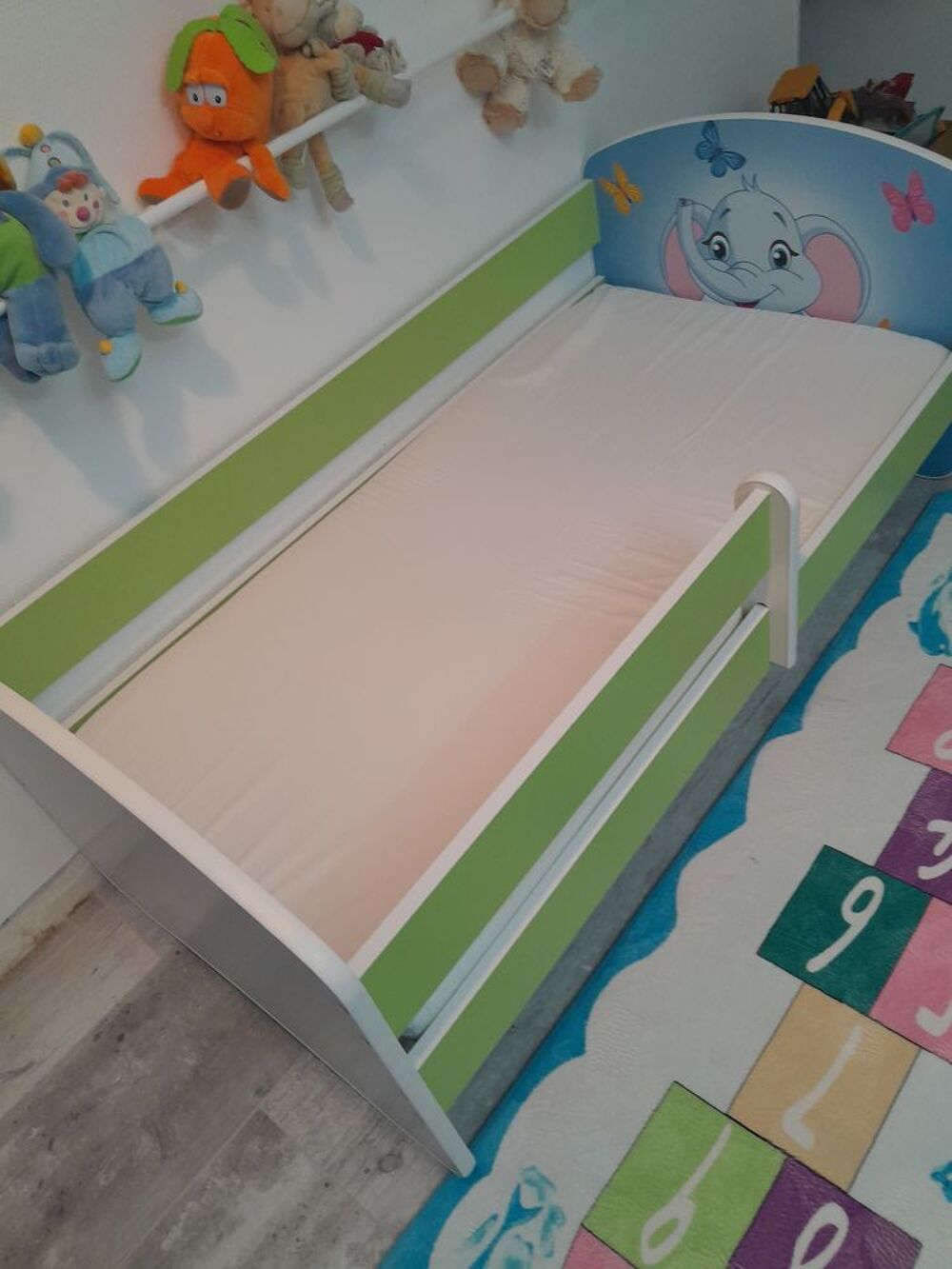 Lit 1 place enfant et son
Matelas le tout NEUF Meubles