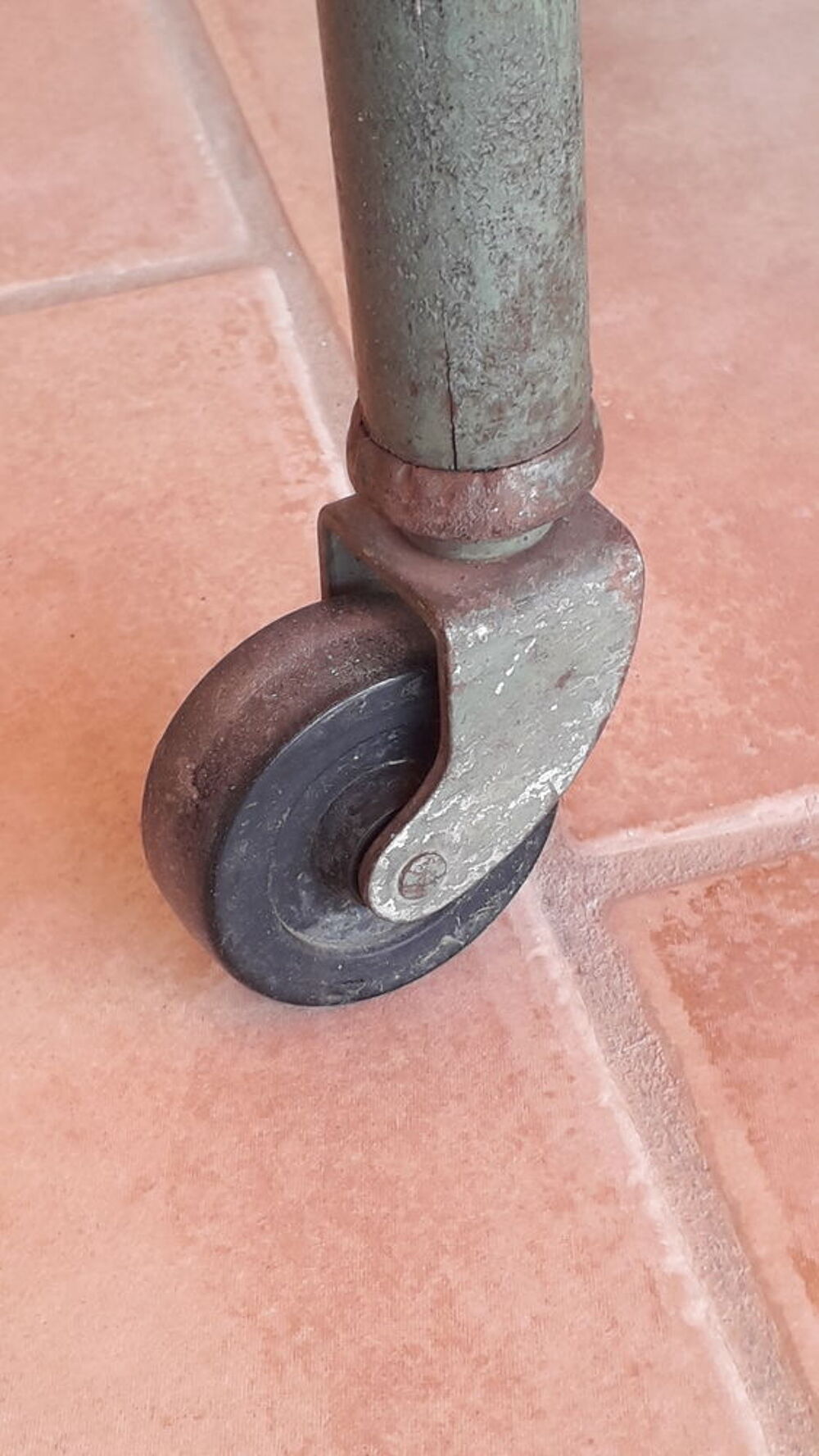 Ancienne desserte en fer forg&eacute;
Meubles