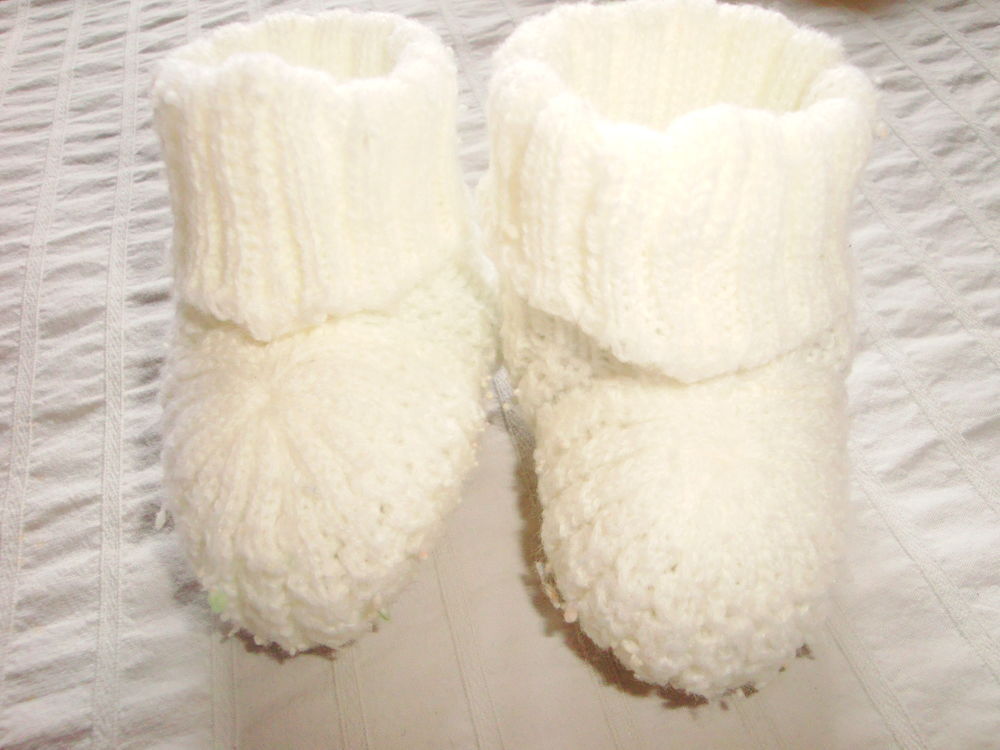 brassi&egrave;re chaussons et bonnet blanc 3 mois Vêtements enfants