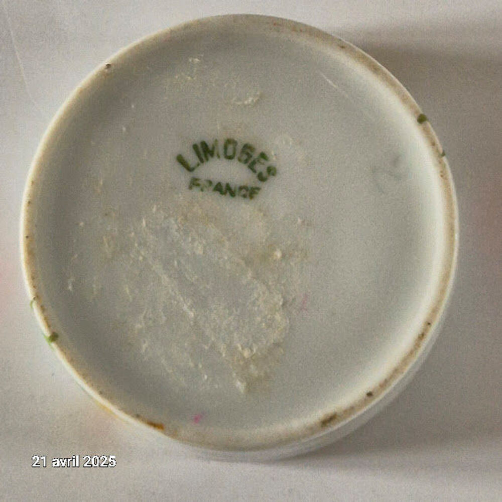 Boite &agrave; bijoux ou &agrave; pilules en porcelaine blanche, peinte &agrave; Décoration