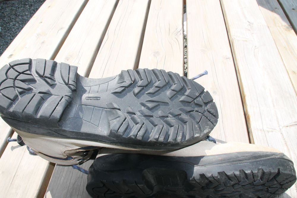 Chaussures de randonn&eacute;e en bon &eacute;tat, peu servies, &agrave; crampons Sports