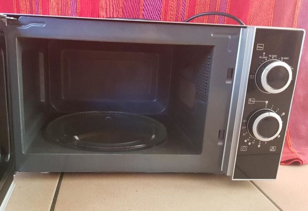 Four micro-ondes Electroménager