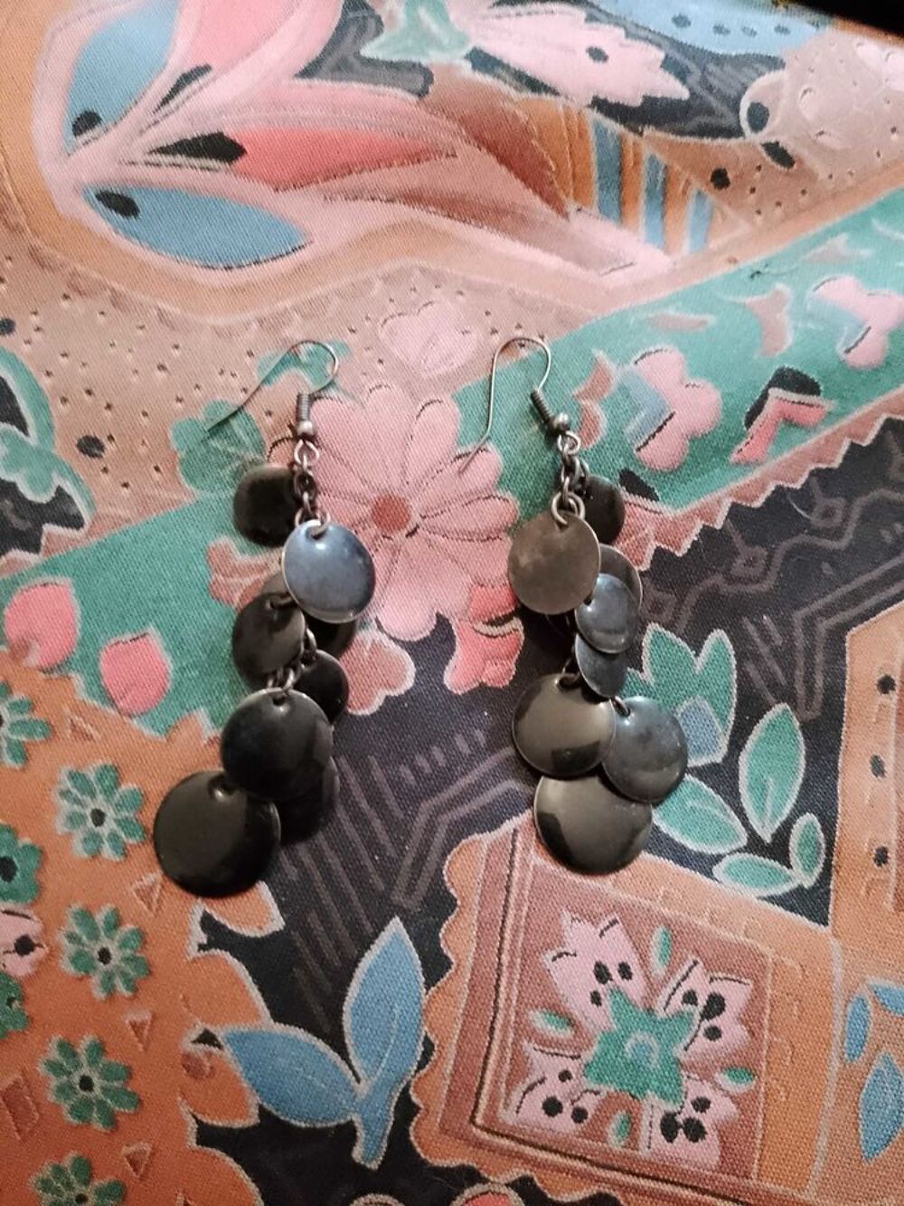 boucles d'oreilles pendantes noires en m&eacute;tal argent&eacute;. Bijoux et montres