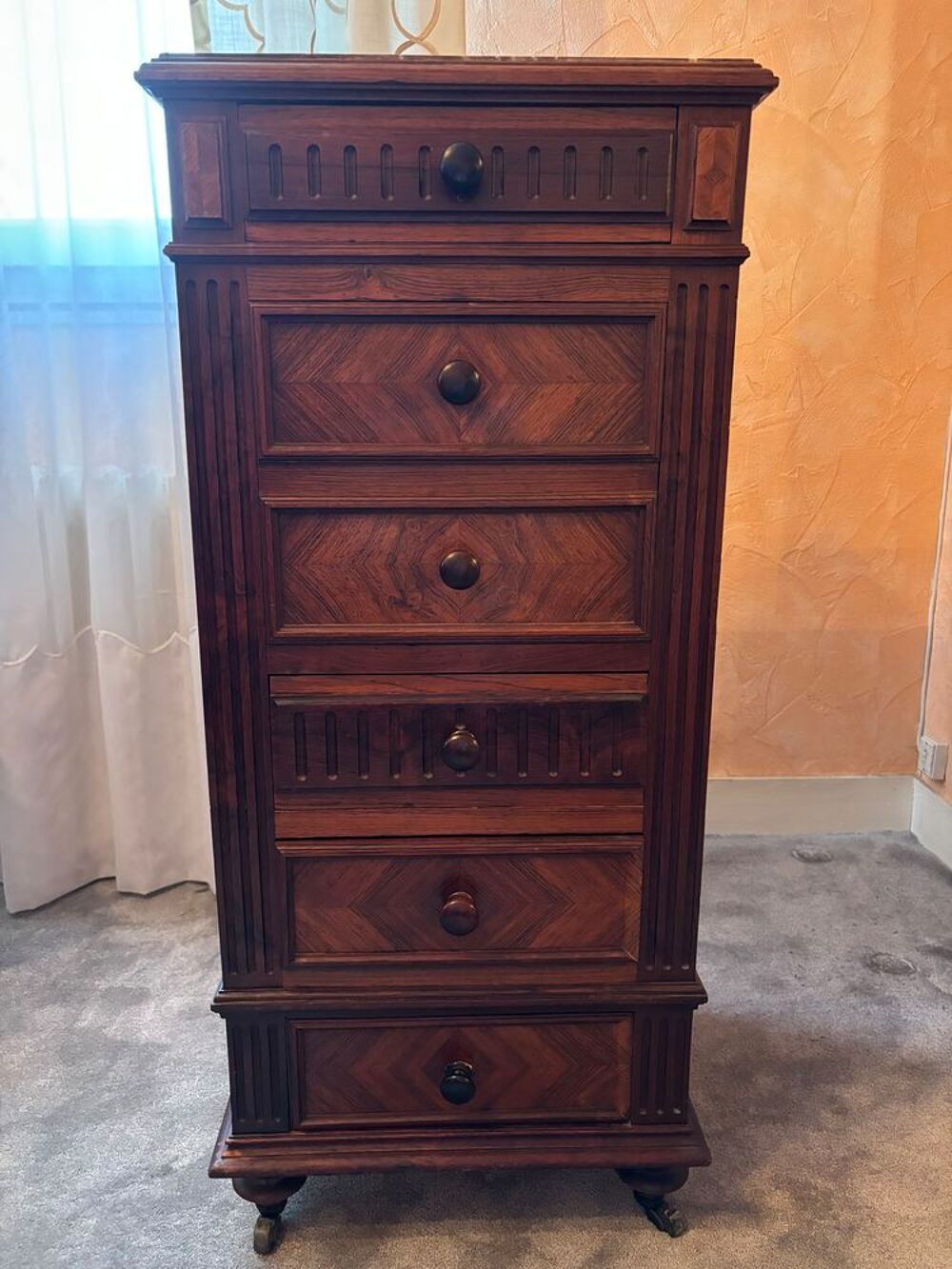 Chiffonnier sur roulette style Louis Philippe, ch&ecirc;ne massif Meubles