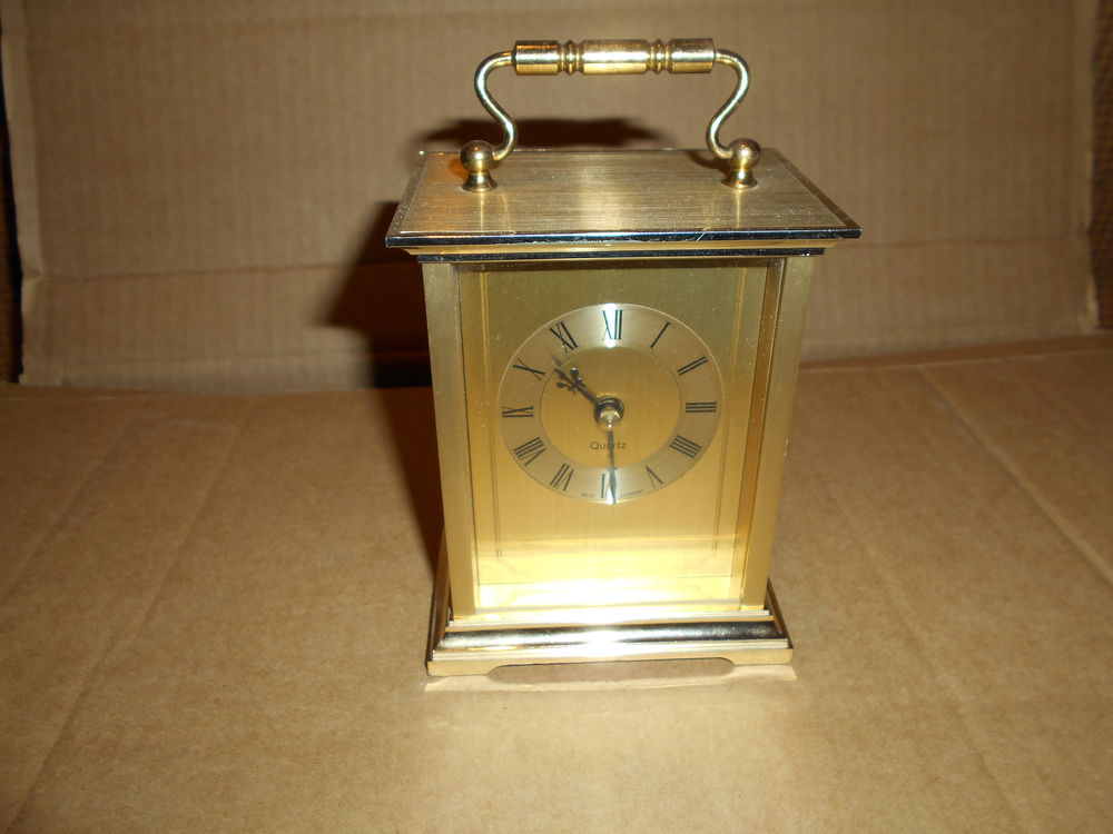 Horloge /pendule en m&eacute;tal jaune
D�coration
