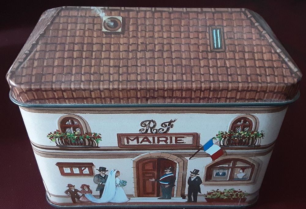 bo&icirc;te m&eacute;tallique d&eacute;cor&eacute;e "mairie" &agrave; toit ouvrant Décoration