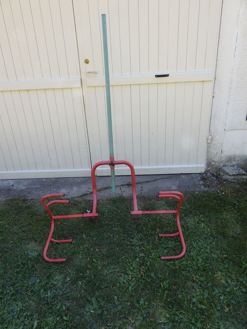 L&egrave;ve tracteur tondeuse. Jardin