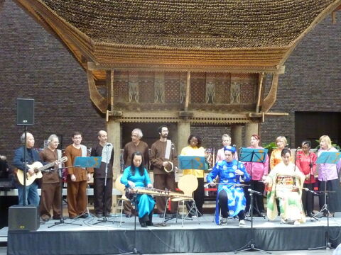 CHORALE des Non.Vietnamiens chantant  en vietnamien 
0 75020 Paris