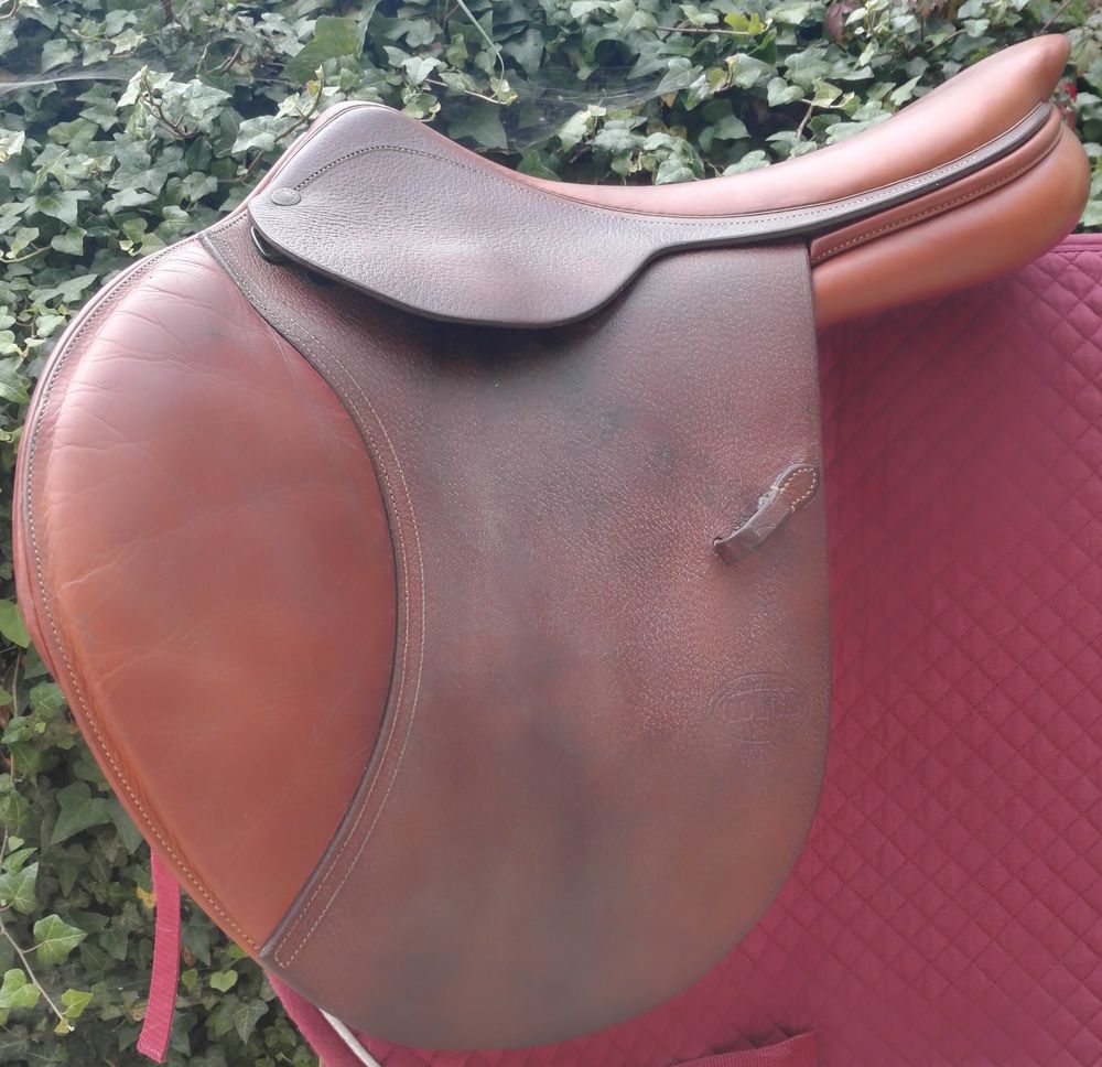 SELLE EQUITATION CUIR ORIENTEE OBSTACLE 17.5 Sports