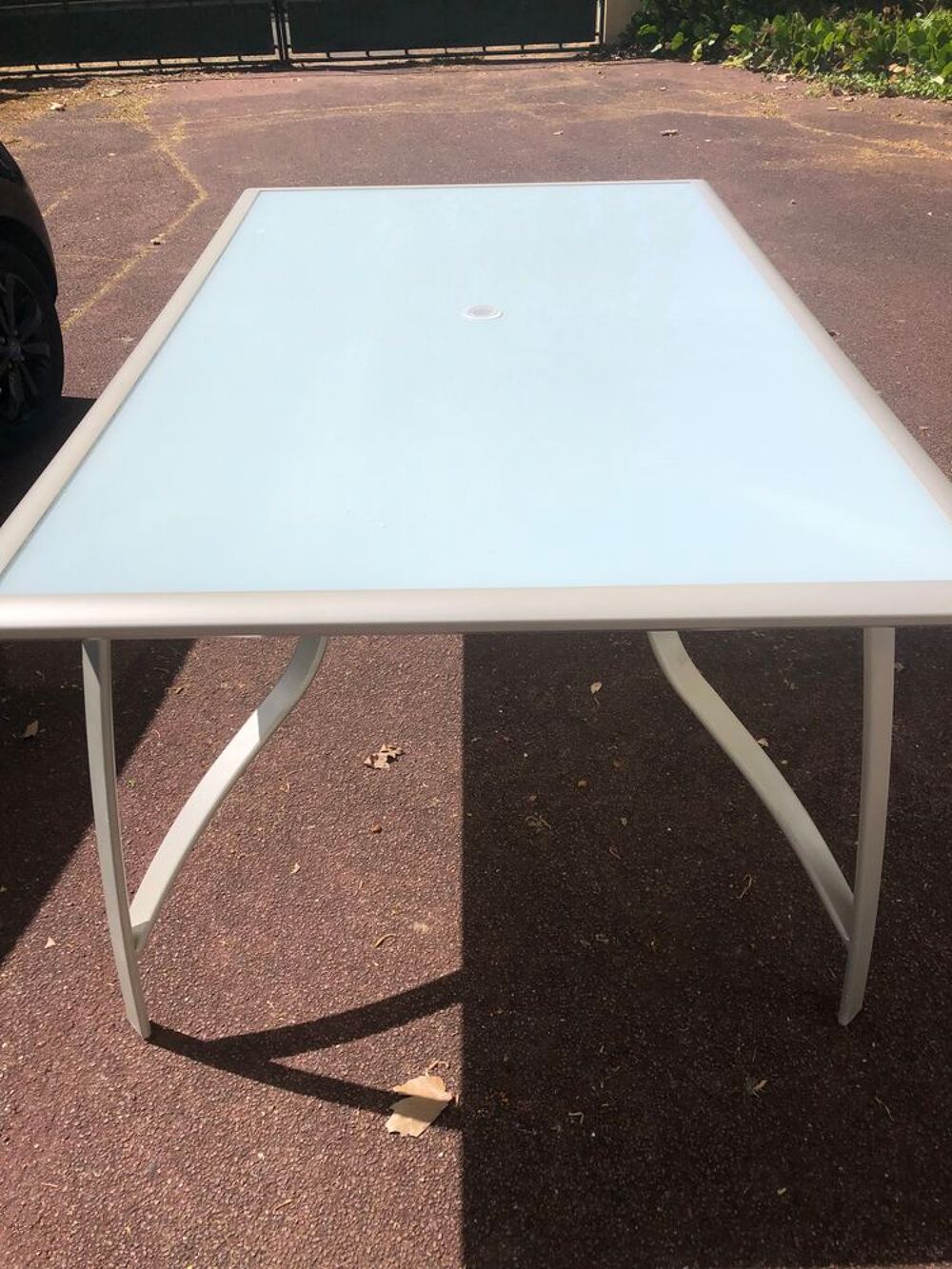 Table m&eacute;tal avec plateau verre
Meubles
