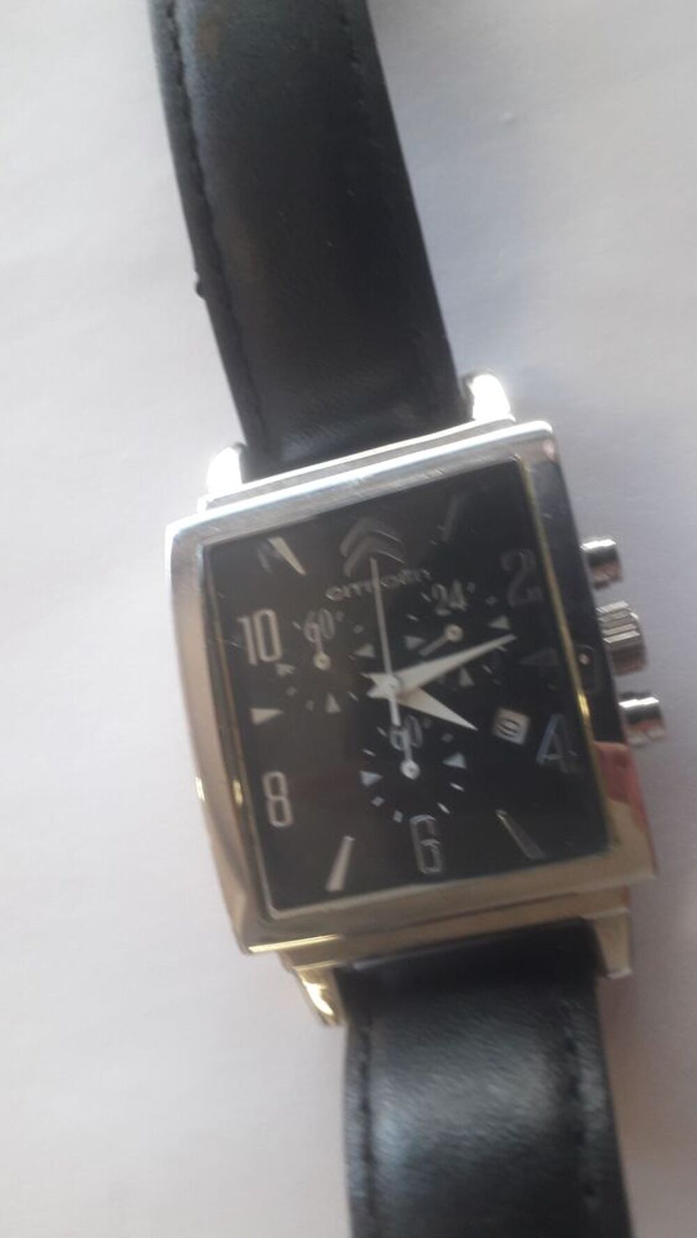 LOT DE 8 MONTRES MARQUES DIVERSES Bijoux et montres