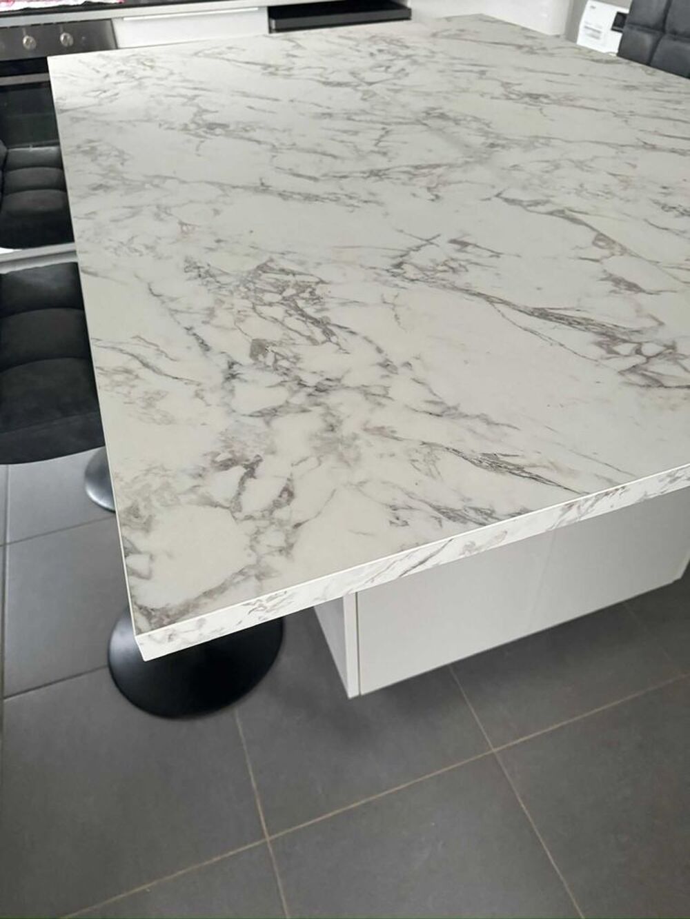 &icirc;lot central avec rangement ikea 186x127 cm et 4 chaises de bar Meubles