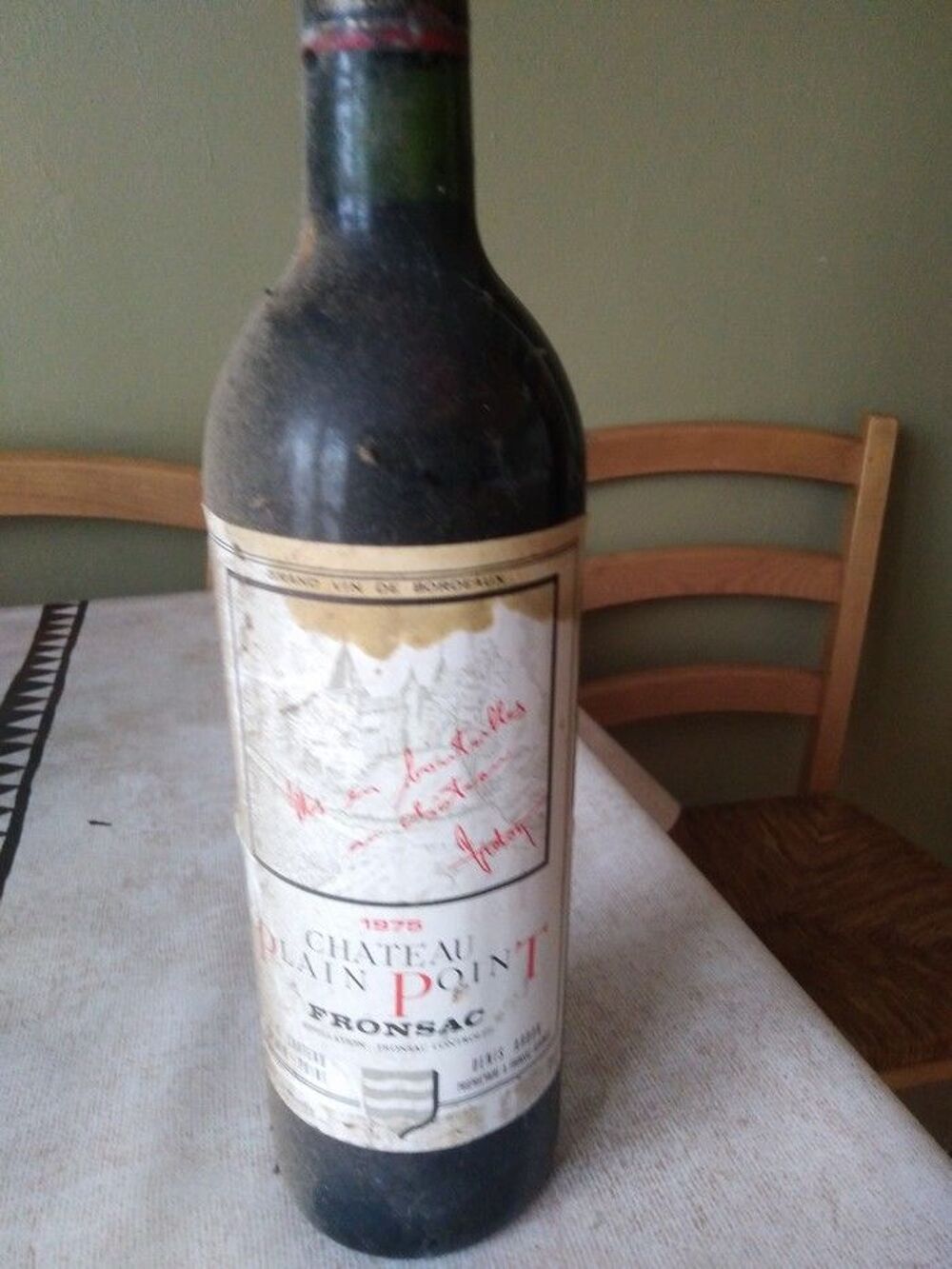 Bouteilles vin divers mill&eacute;sime, eau de vie Décoration