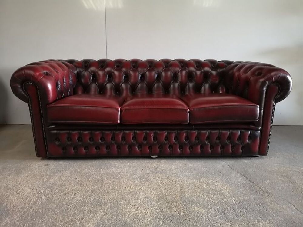 Canap&eacute; chesterfield cuir rouge trois places Meubles