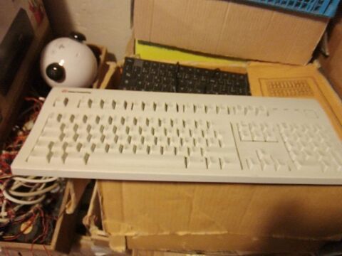 clavier adb americain vendu sans son cordon ADB 
existe  fr 42 Lampertheim (67)