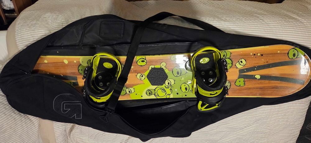 Une planche de snowboard K2 Jiban est &agrave; vendre, une pi&egrave;ce en &eacute;dition limit&eacute;e Sports