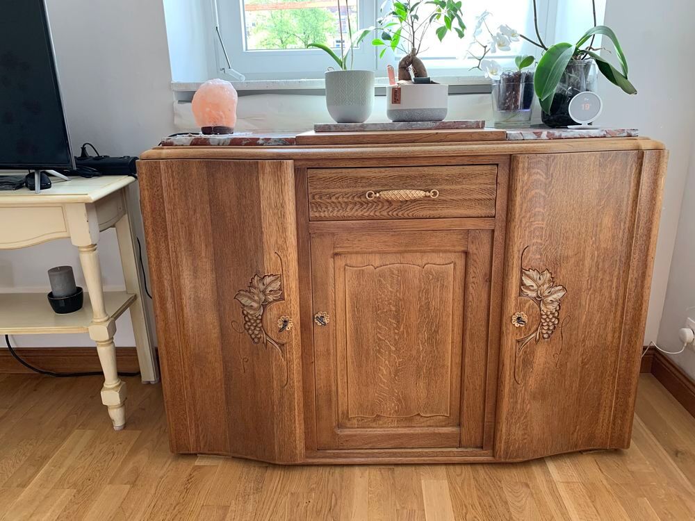 buffet en v&eacute;ritable ch&ecirc;ne massif sculpt&eacute; &agrave; la main Meubles