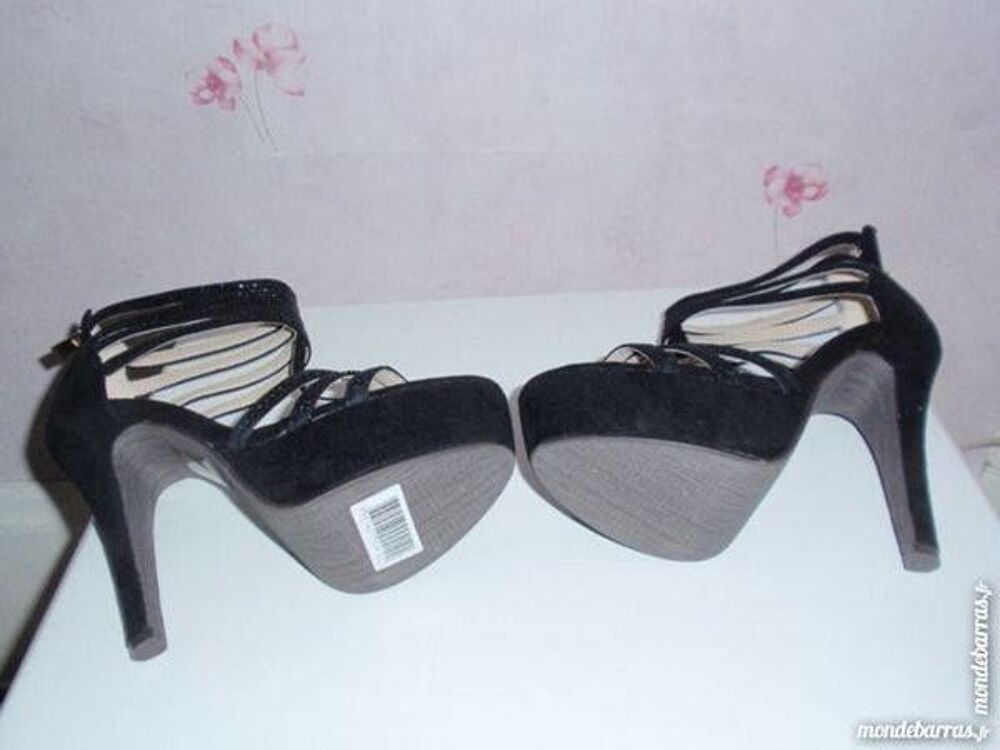 Sandales glamour noir &agrave; talon neuf. Chaussures